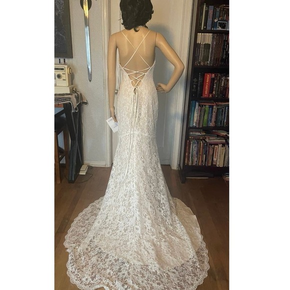 Ethereal Elegance: Exquisite Essense of Australia D2467 Wedding Dress - Picture 10 of 17